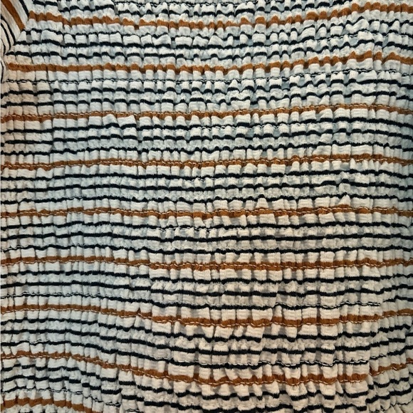 LOFT crop top, ruched elastic front and back. Full 3/4 sleeves, ruffle trim. - Picture 4 of 7